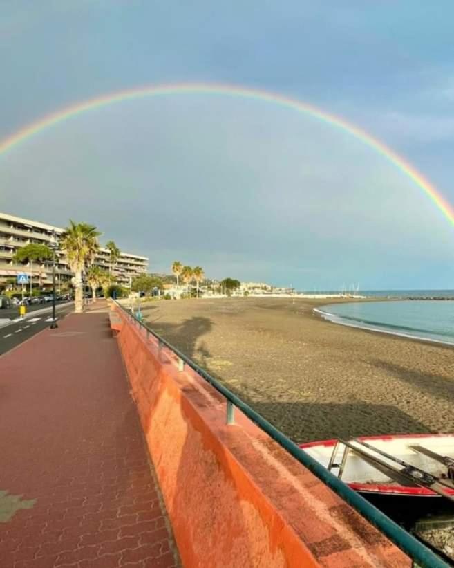 Casa Al Mare Lägenhet Ventimiglia Exteriör bild