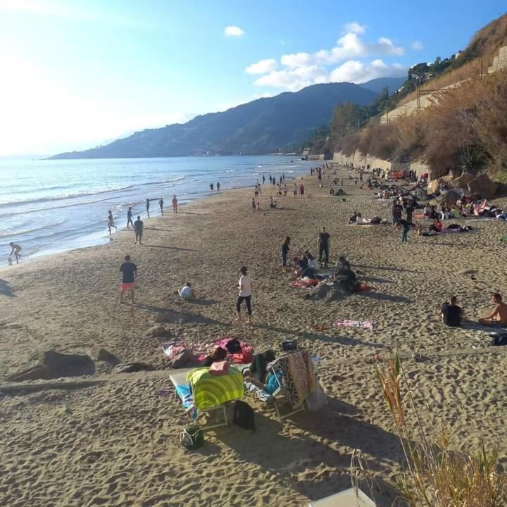 Casa Al Mare Lägenhet Ventimiglia Exteriör bild