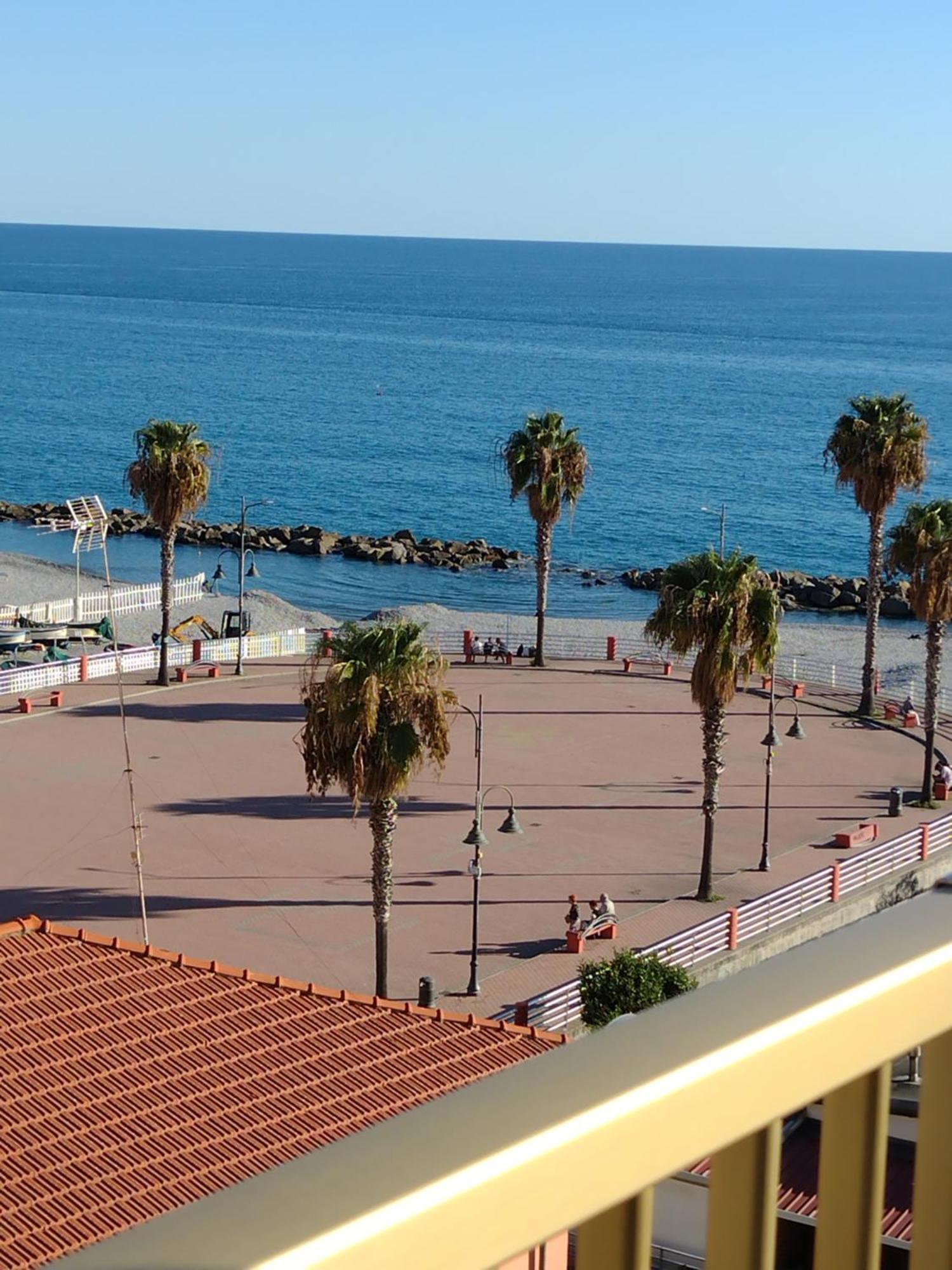 Casa Al Mare Lägenhet Ventimiglia Exteriör bild