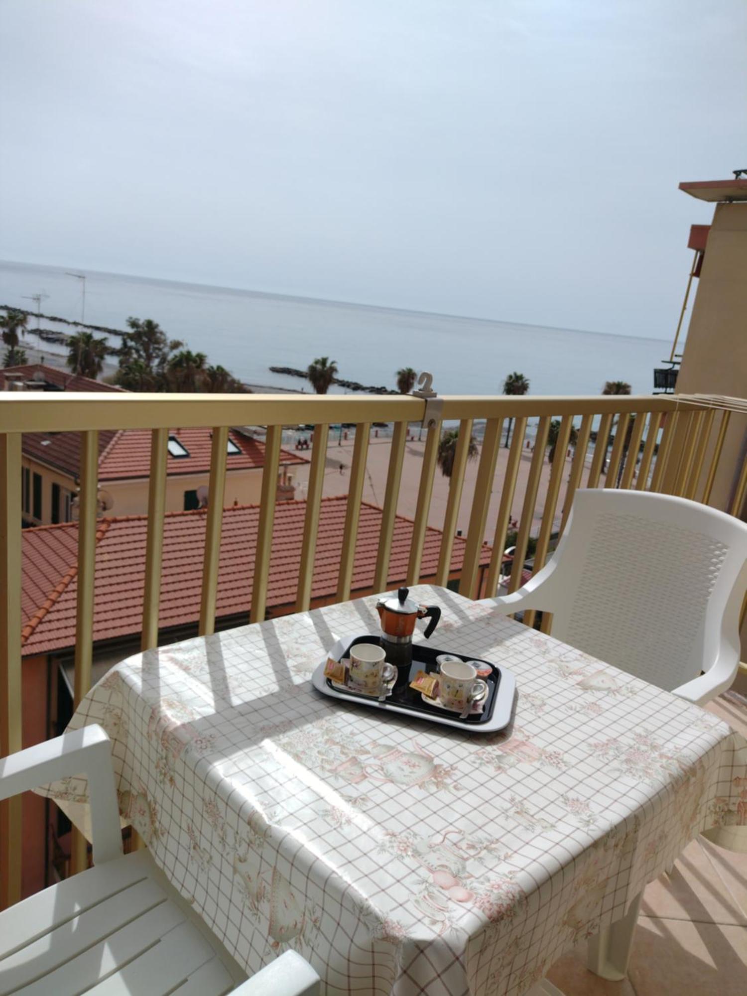 Casa Al Mare Lägenhet Ventimiglia Exteriör bild
